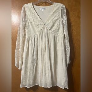 Cute thin laced dress in ivory. Bella Ella Boutique brand.